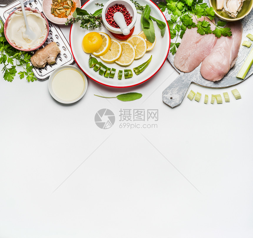 健康清洁饮食运动营养鸡胸与新鲜低热量成分,草药香料白色背景,顶部视图,边界减肥食品图片