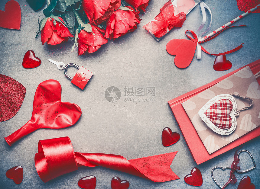 爱情人节的可爱的红玫瑰,约会配件,心,书,锁钥匙灰色背景,框架,顶部视图贺卡周纪念邀请函的布局图片