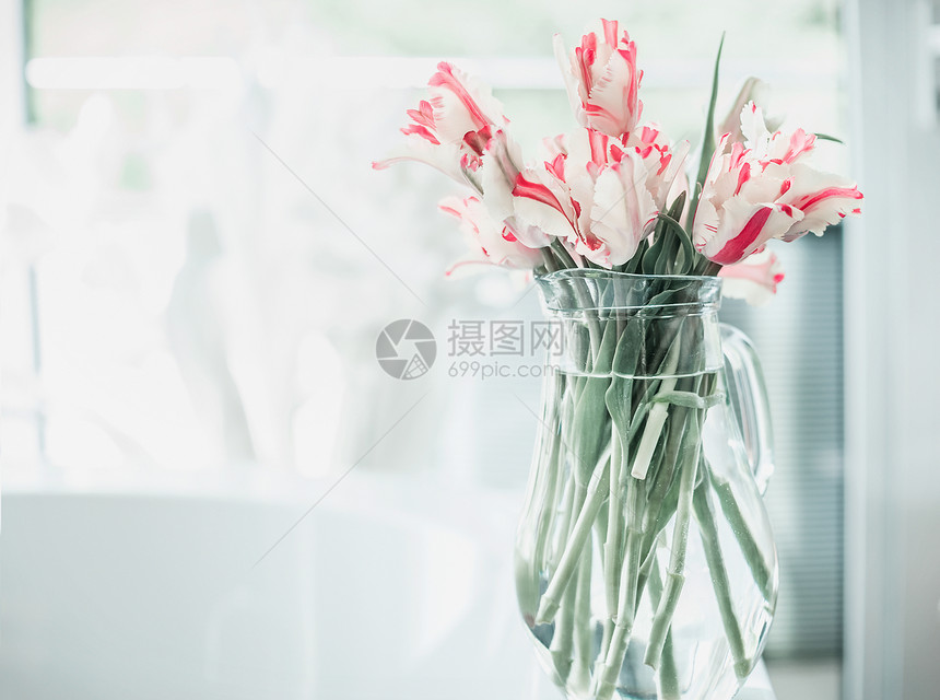 窗户上白色桌子上璃罐子里的郁金香室内中的花舒适的家春天图片