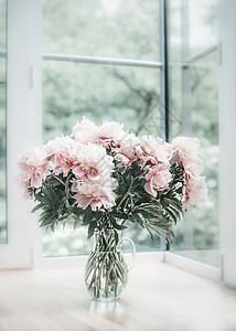 可爱的粉彩花牡丹璃花瓶地板上的窗户室内中的花舒适的家图片