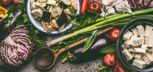 素食食材与烹饪勺子,机蔬菜羊奶酪,顶部视图健康清洁饮食营养理念图片