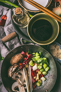 厨房的桌子背景上用筷子酱油香油炒菜香料亚洲食物,中国泰国菜的图片