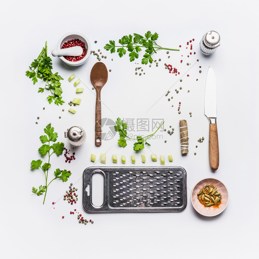 健康的饮食调味成分,美味的烹饪用勺子刀白色背景,顶部视图,框架,平躺创意布局排,素食清洁食品的图片