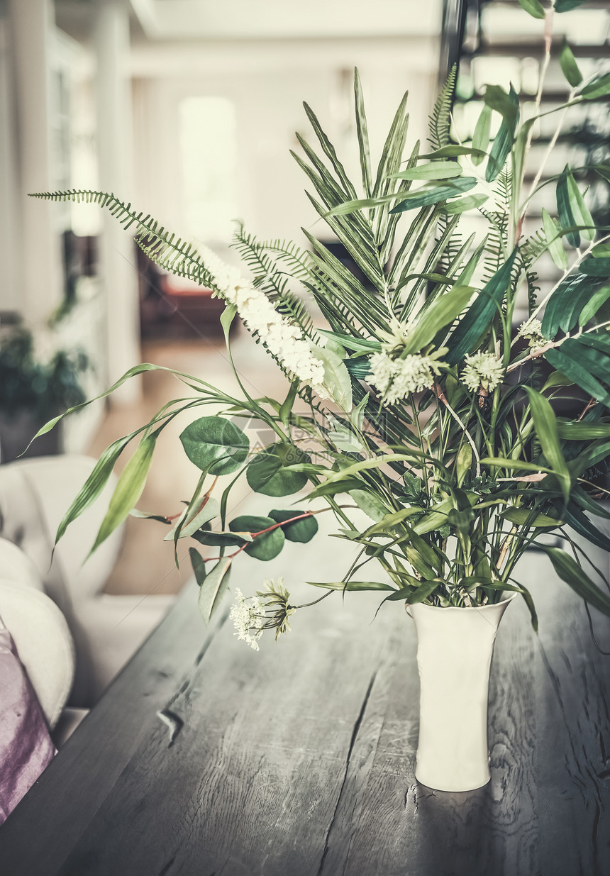 舒适的现代家庭内部与桌子花瓶与绿色热带植物客厅背景,正视图图片