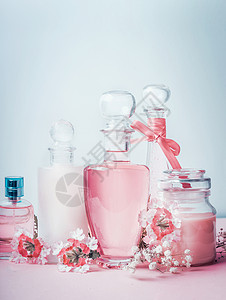 香水化妆品柔的颜色中瞬即逝的气味瓶子的成与花,正视图美容,花卉香水护肤理念背景图片