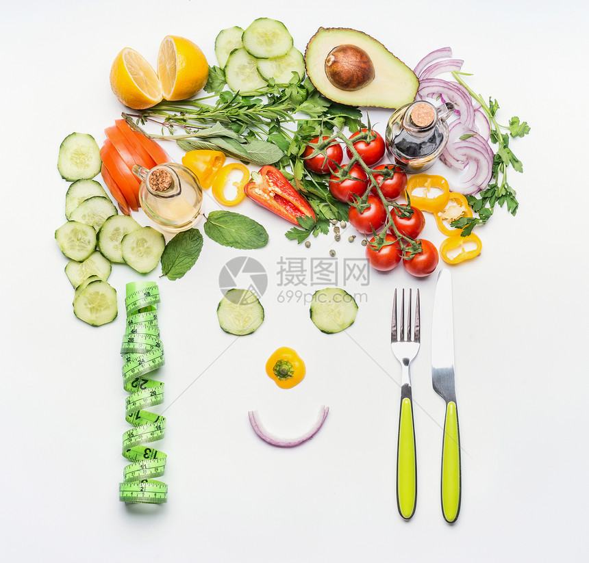健康的生活方式饮食观念友好的脸由各种沙拉蔬菜,餐具测量磁带白色桌子背景,顶部视图干净的食物素食图片