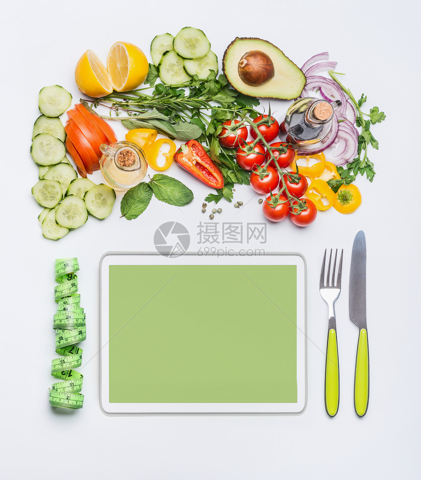健康的生活方式现代饮食观念各种新鲜沙拉蔬菜与餐具测量磁带周围的PC平板电脑购物清单食谱节食计划菜单的图片