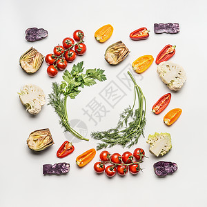 平铺设彩色沙拉蔬菜配料与调味料白色背景,顶部视图,框架健康干净的饮食布局,素食饮食营养理念背景图片