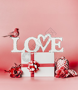 情人节浪漫静物作文与文字爱情问候礼品盒,丝带,装饰红色背景,正视图图片