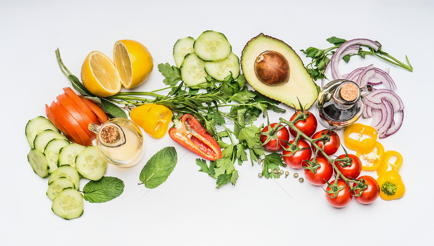 新鲜沙拉蔬菜平放白色背景上,顶部景色健康饮食机食品的图片