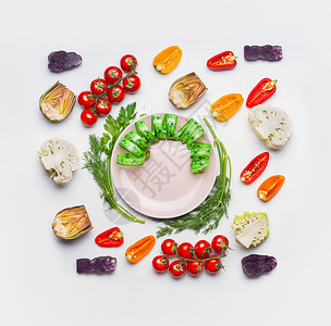 健康的饮食节食的盘子与测量磁带桌子上与蔬菜白色背景,顶部视图食物平躺着图片