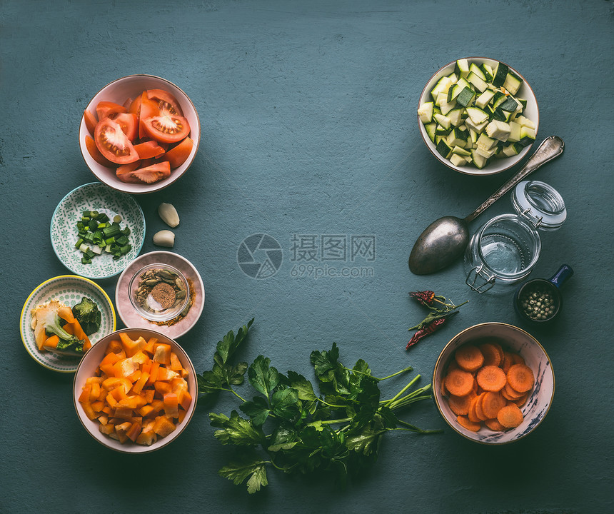 食物背景与新鲜蔬菜丁,烹饪勺子璃瓶,顶部视图,框架健康素食烹饪理念自制的午餐罐子里配料图片