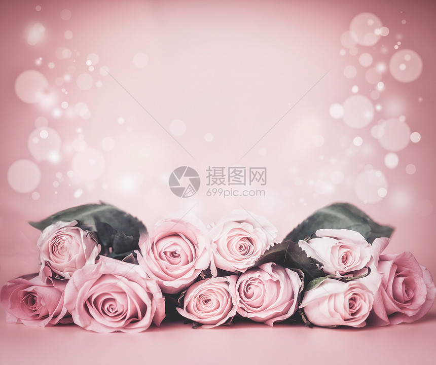 粉红色苍白的花背景,玫瑰桌子上与博克节日问候布局婚礼图片