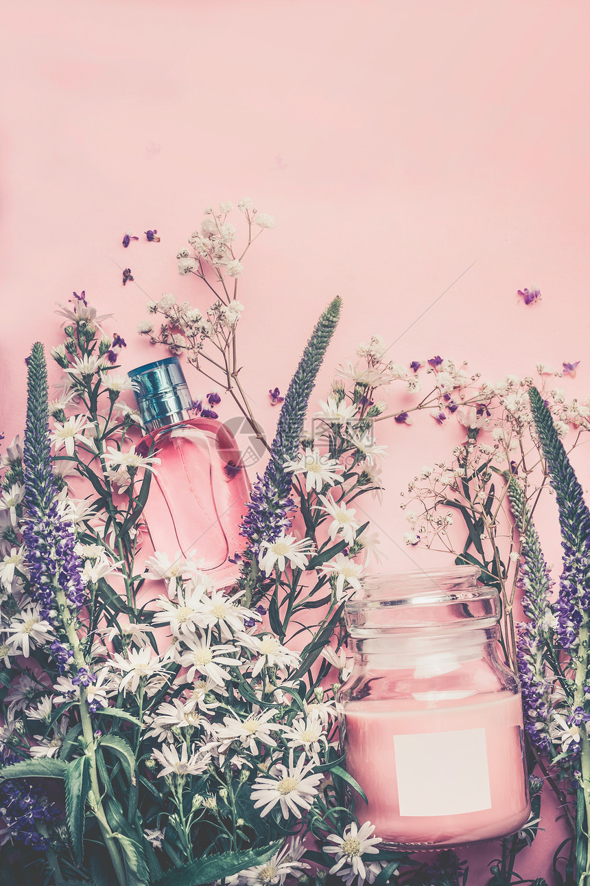 天然化妆品与草药叶子花,空白标签的品牌模型粉彩背景,顶部视图与图片