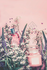 天然化妆品与草药叶子花,空白标签的品牌模型粉彩背景,顶部视图与背景图片