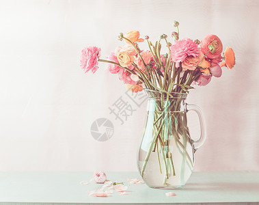粉粉红色毛花璃水壶桌子上,正视图图片