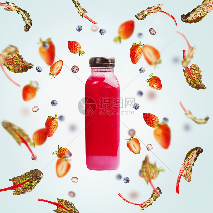粉红色冰沙瓶与飞行浆果猪油叶浅蓝色背景健康排饮料,节食,清洁饮食,素食,健身健康生活方式的图片