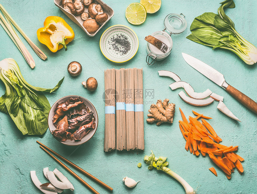 亚洲食品平上美味的配料蘑菇各种蔬菜菜椰奶柠檬草条顶景素食素食亚洲菜肴图片