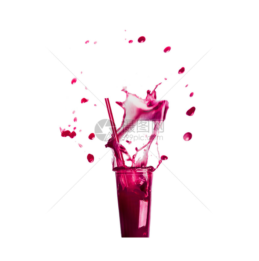 璃与饮用吸管紫色飞溅夏季饮料冰沙果汁,隔离白色背景,正视图图片
