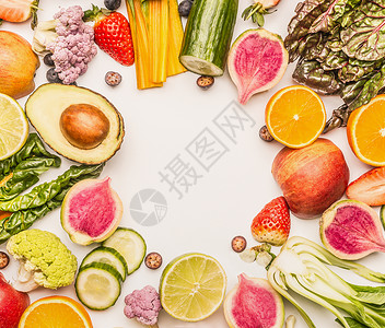 五颜六色的水果蔬菜框架背景与半的橘子,浆果,顶部的景色健康食品清洁饮食成分的背景图片