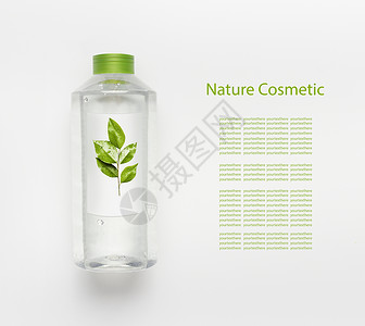 天然草药化妆品的透明液体瓶墨粉,胶水清洁产品与绿叶品牌模拟白色桌子背景,顶部视图背景图片