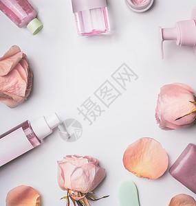 玫瑰精华玫瑰化妆品框架与调色剂,血清,精华,保湿剂等白色桌背景,顶部查看部护肤美容治疗背景