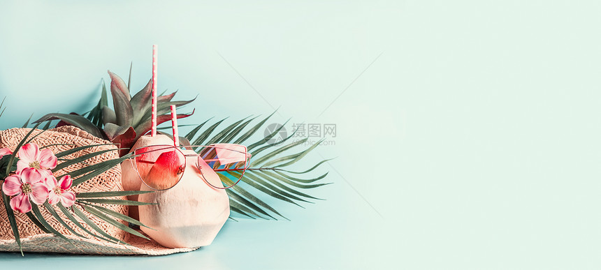 暑假海滩配件带棕榈叶花的草帽,粉红色太阳眼镜蓝色绿松石背景上的椰子鸡尾酒,正景色热带度假旅游横幅图片