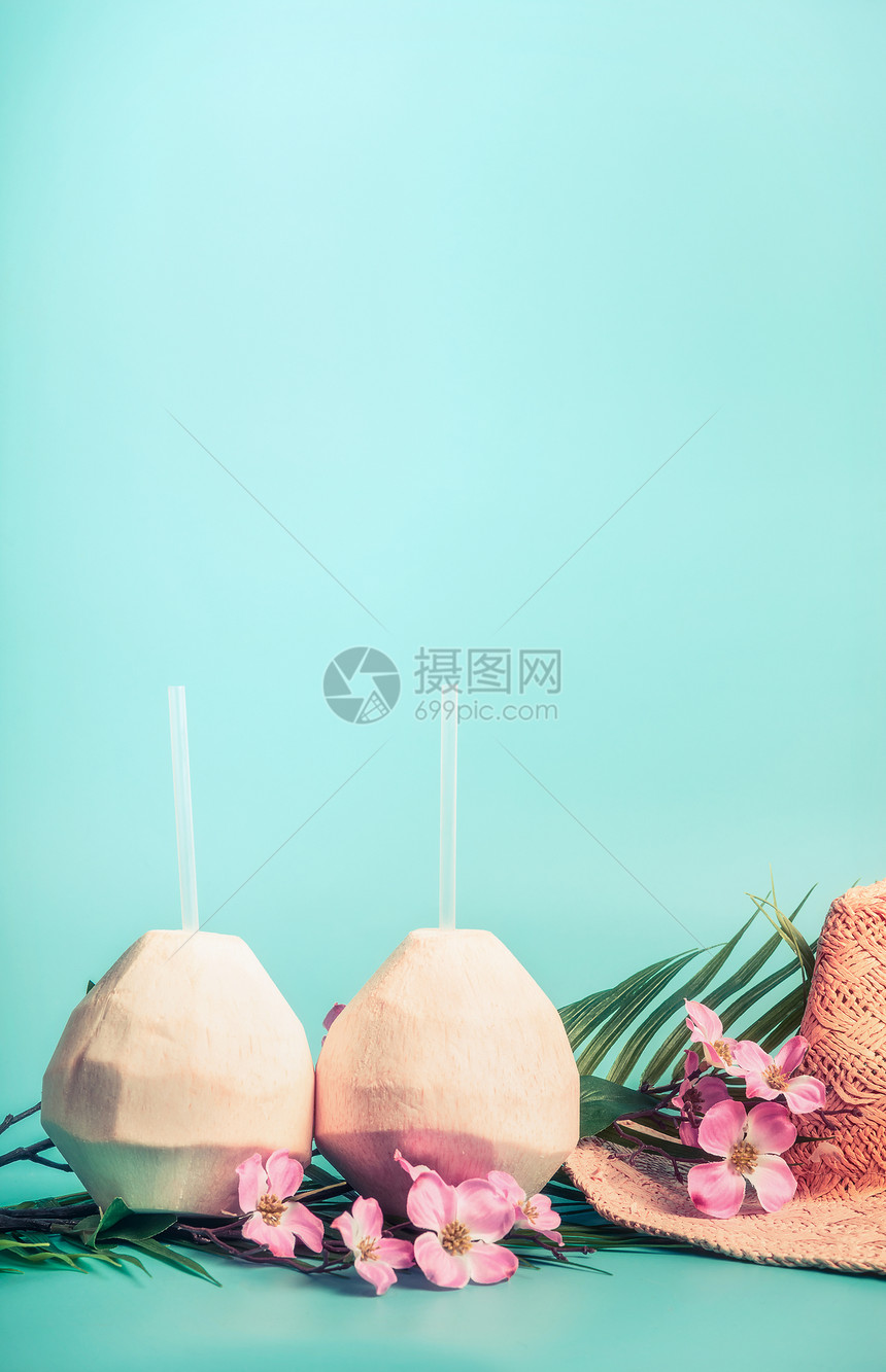 暑假背景椰子饮料,草帽,太阳镜棕榈叶奇葩,正景色热带海滩度假的图片