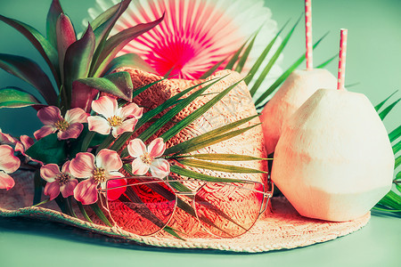 暑假配件草帽,椰子饮料,太阳镜棕榈叶奇葩,正景色热带海滩度假的背景图片