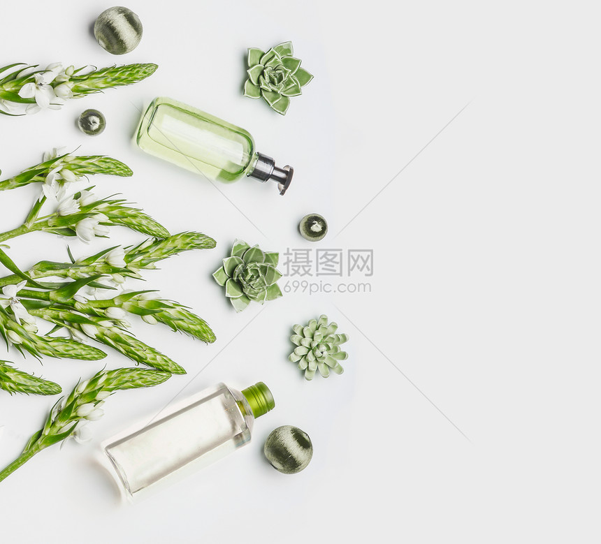 绿色草药天然化妆品与瓶的部清洁产品,草药花白色背景,顶部视图,平躺美容护肤理念图片