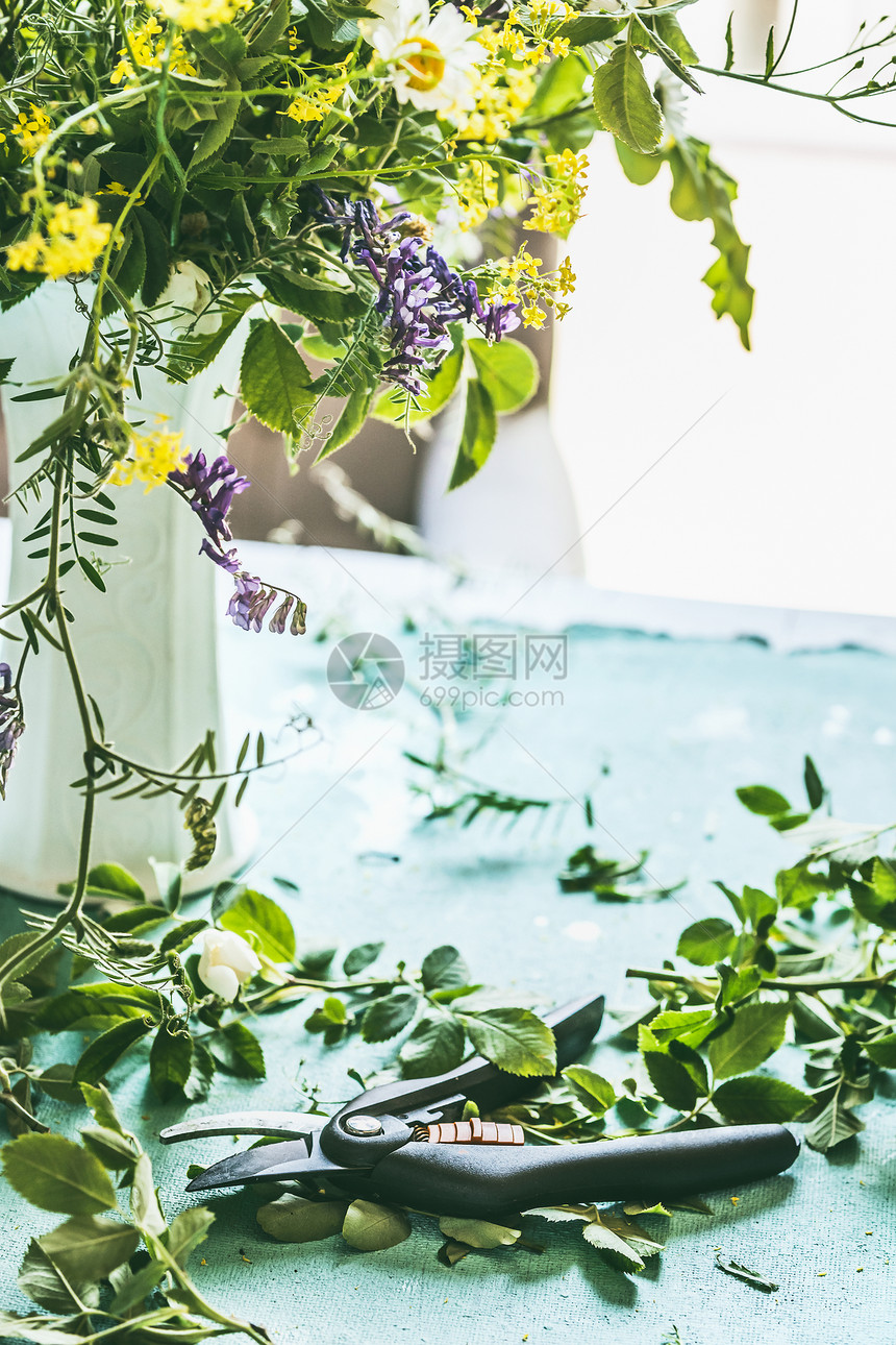 野花串花瓶里,窗户的桌子上,正的景色家居装饰的想法图片