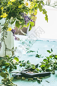 野花串花瓶里,窗户的桌子上,正的景色家居装饰的想法图片