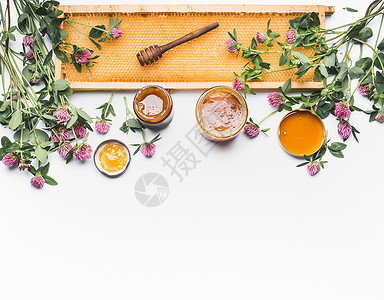蜂蜜罐子里,北斗七星,蜂窝框架白色背景的野花,顶部的景色健康食品,平躺,边框,水平背景图片