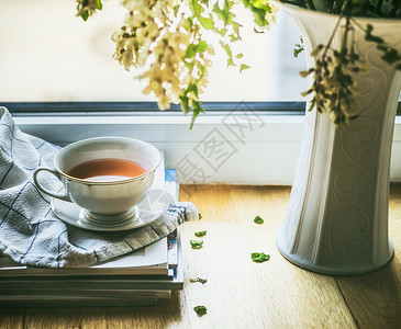 咖啡还阿伯窗户上的杯茶,还花瓶花夏天的静物舒适的家庭场景背景