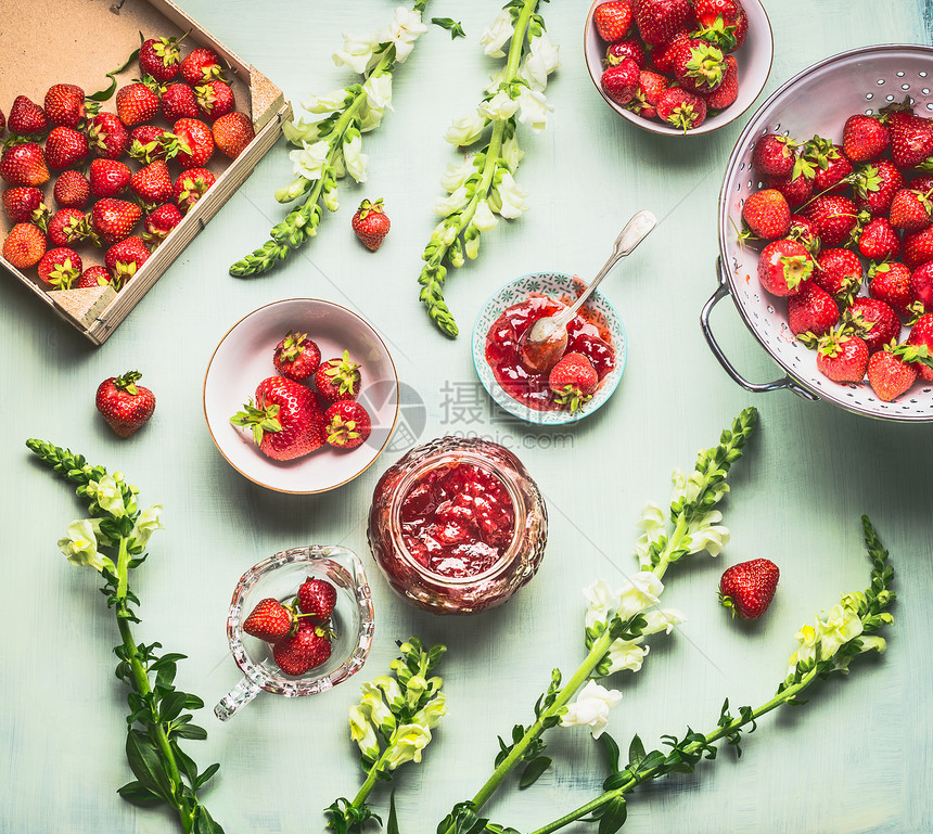 自制草莓果酱厨房桌子背景与配料,顶部视图,平躺夏季浆果保存季节当地机食品图片