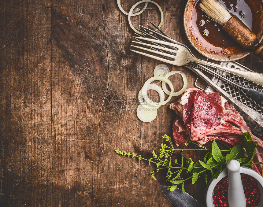 生羊肉排骨烧烤酱与厨房用具厨房用具与调味料木制背景,顶部视图,边界图片