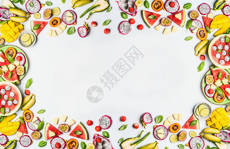 白底片水果的品种五颜六色的新鲜水果平躺,顶部视图,夏天的食物图片