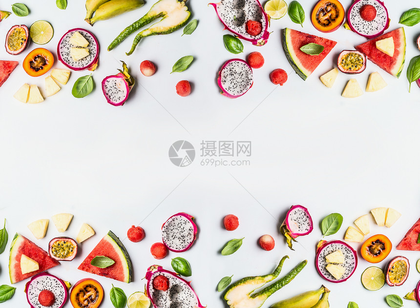 各种夏季热带水果切片框架白色背景,顶部视图,平布局健康食品饮食的图片