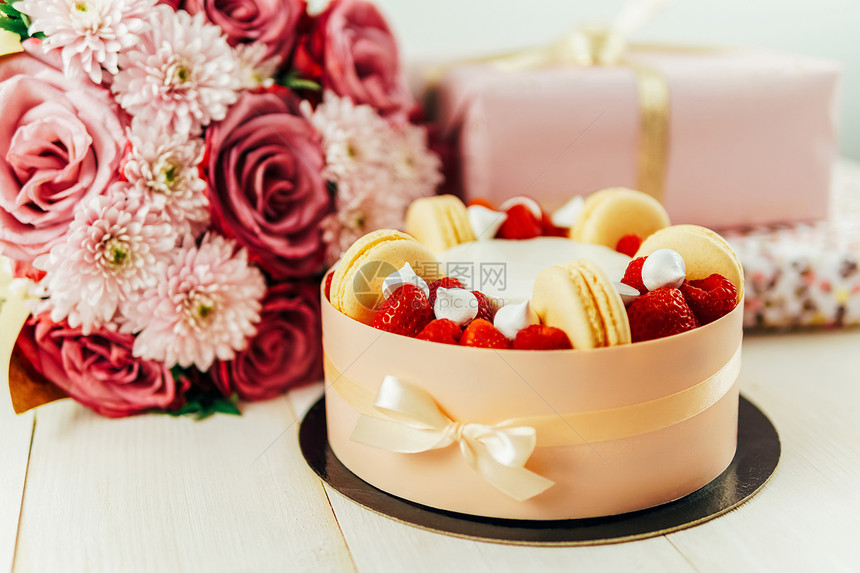 水果蛋糕,粉红色玫瑰花周纪念礼物图片