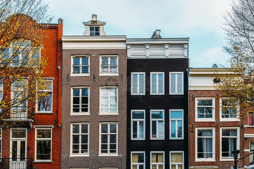 秋天阿姆斯特丹运河上荷兰房屋的美丽建筑图片