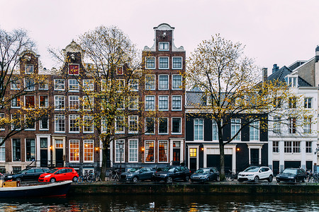 阿姆斯特丹运河上荷兰房屋立游艇的建筑图片