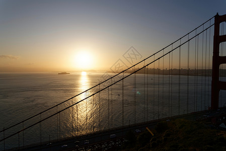 旧金山湾日出,背景市中心图片