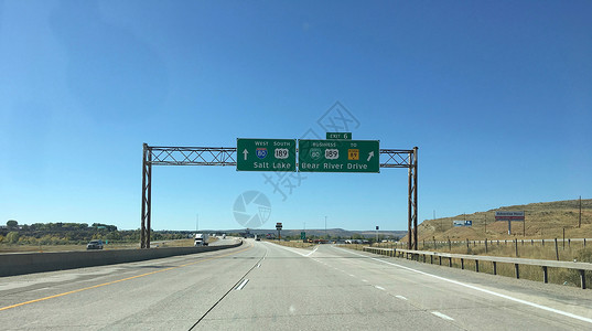 龙门沿80号州际公路靠近埃文斯顿,朝向盐湖城龙门沿80州际公路向盐湖城熊河行驶背景图片