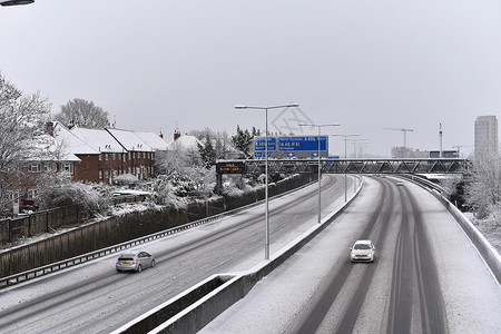 经过个下雪的日子后,伦敦市中心的高速公路伦敦市中心白雪覆盖的高速公路图片