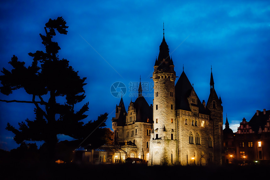 古老的波兰城堡莫斯科纳村的夜灯图片