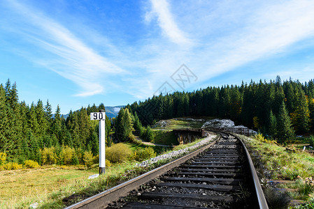 铁路喀尔巴阡山脉,延伸蓝天的距离图片