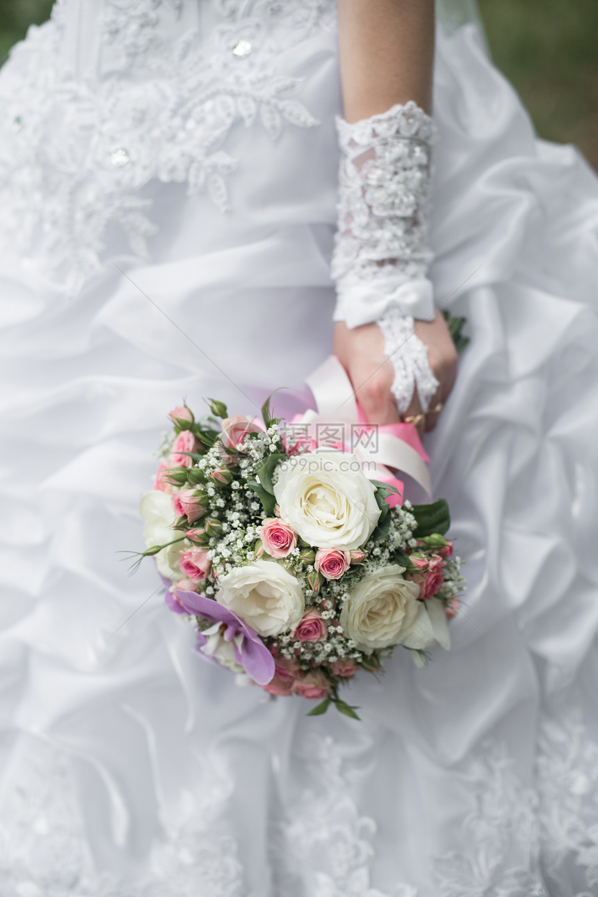 新娘手里着玫瑰兰花丝带的婚礼花图片