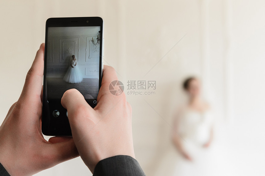 新娘新郎智能手机上拍照图片