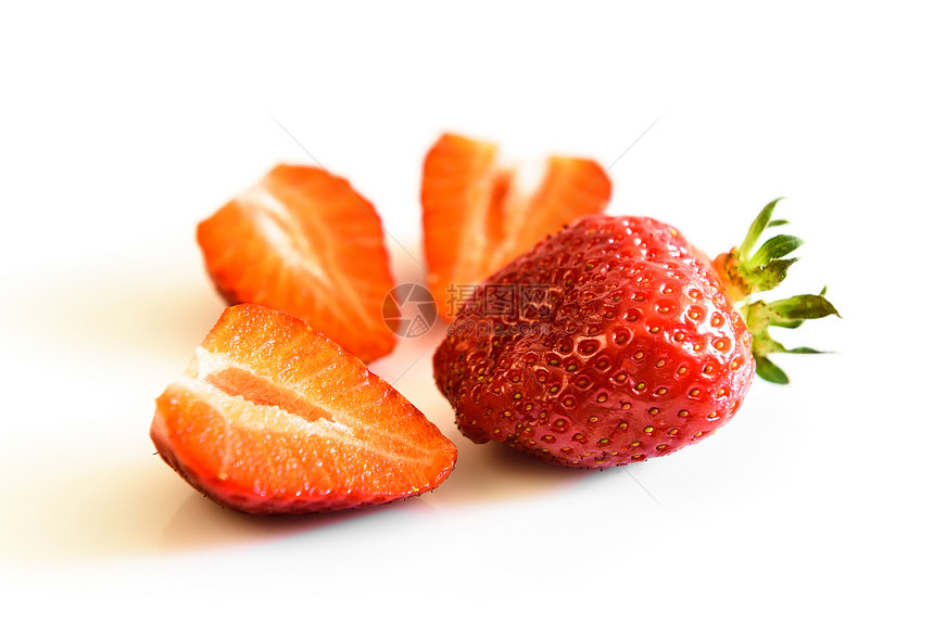 草莓浆果草莓片的白色背景图片