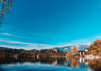 秋天,湖水蓝天下高山上流血图片